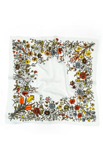 ADELANTO SS27 - PAÑUELO BORDE FLORES SIGNATURE 65 X 65 CM (TG-5839-5) - Exotica Accesorio de Moda
