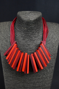 COLLAR  CON RECTANGULOS DE MADERA - 