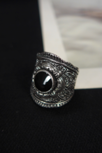 ANILLO LABRADO FLOR CON PIEDRA NEGRA - 