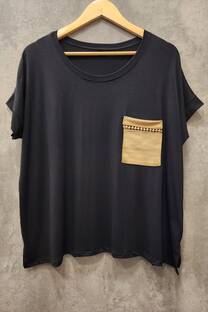 Remera con bolsillo gamuzado detalle con puntilla - 