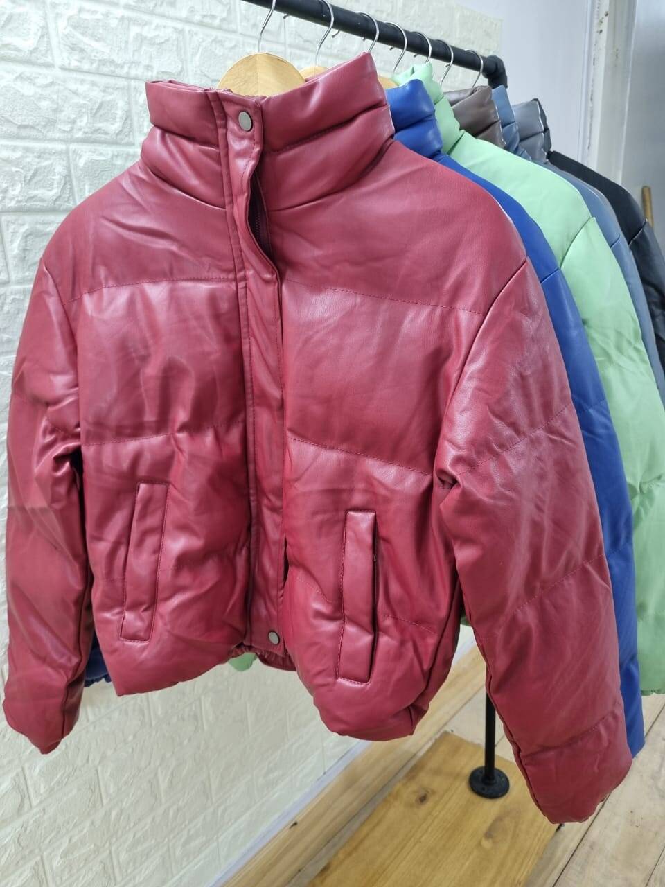 Imagen carrousel Campera Puffer De PU Con Bolsillos Cierres Y Broches Clips 2