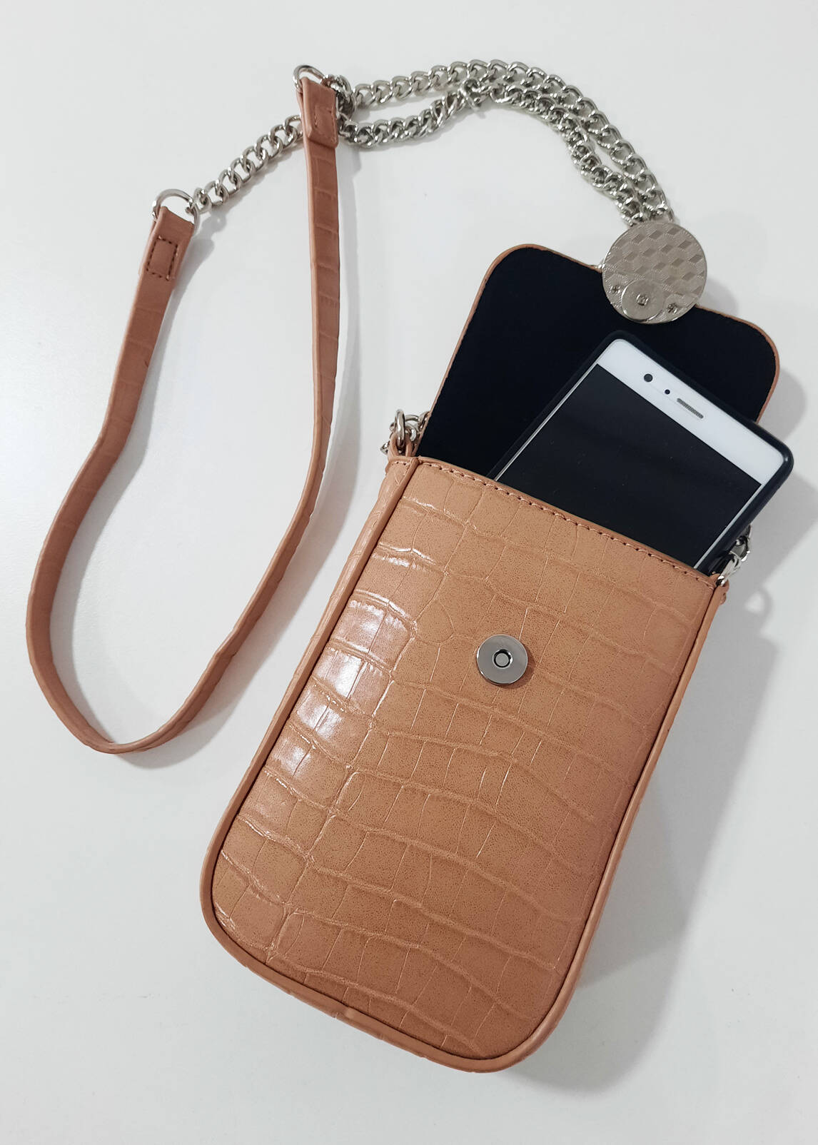 Imagen producto Cartera porta celular simil croco con cierre imantado BEIGE 0