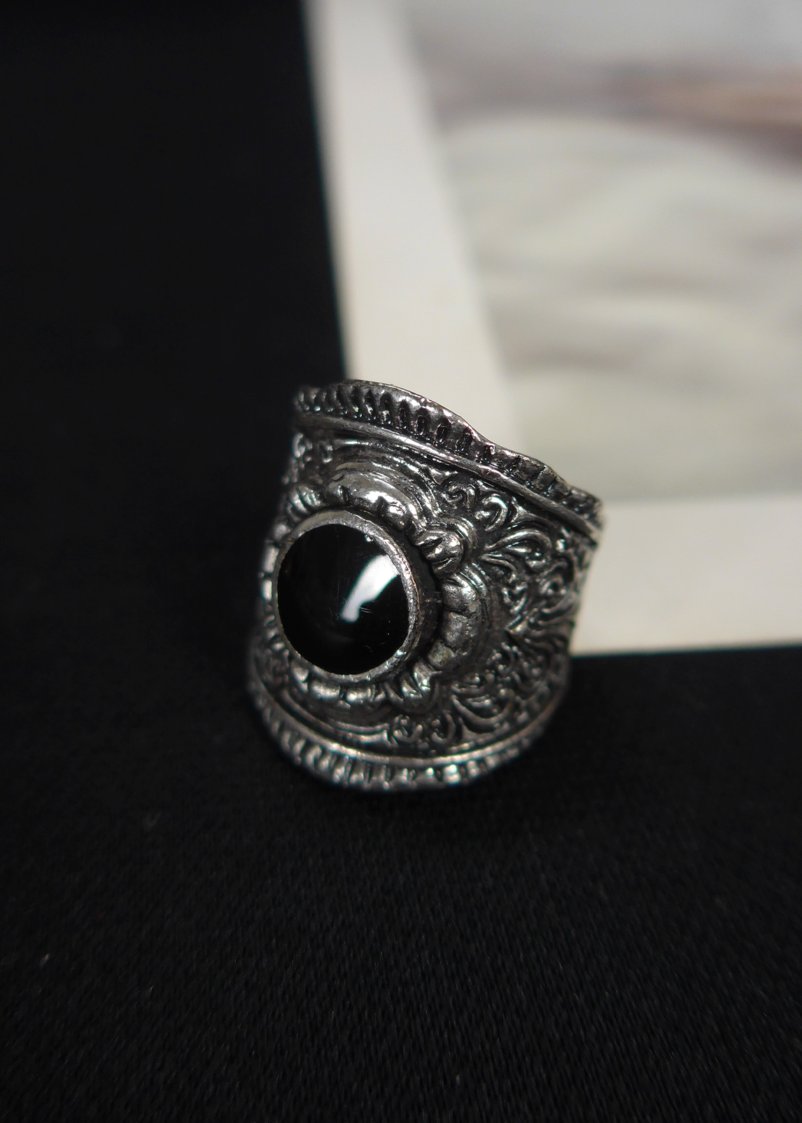 Imagen producto ANILLO LABRADO FLOR CON PIEDRA NEGRA 0