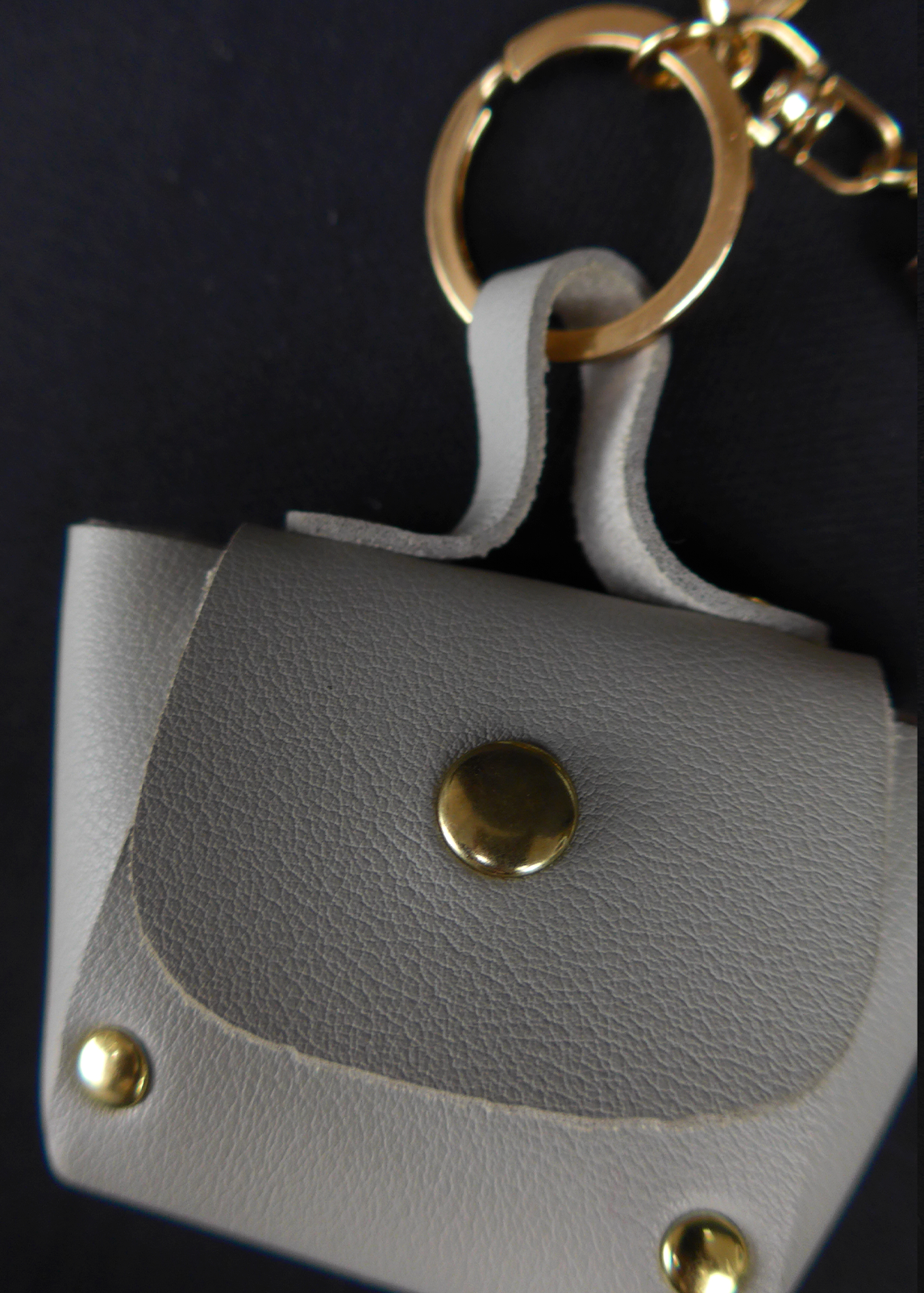 Imagen carrousel LLAVERO CARTERA GRIS CON TACHAS 2