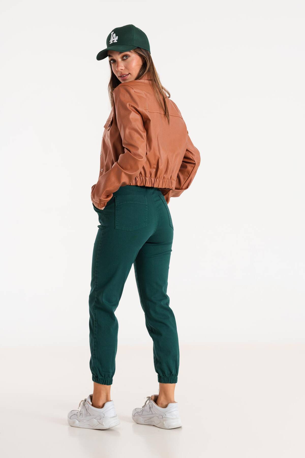 Imagen carrousel Jogger Gabardina 1